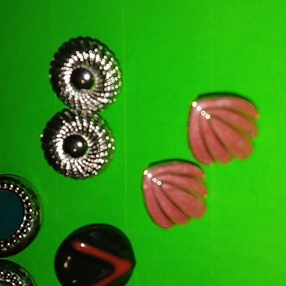 18 Pairs Vintage Earrings - Picture 7 of 9